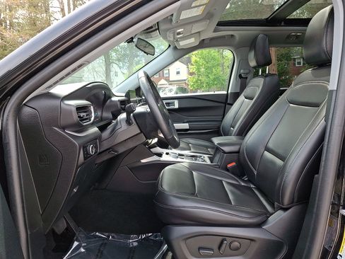 Used 2023 Ford Explorer XLT w/ Equipment Group 202A AWD/4WD image 12