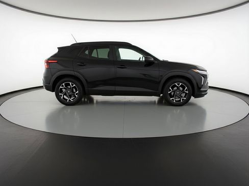 Used 2025 Chevrolet Trax LT w/ LT Convenience Package image 11