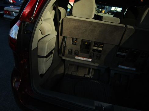 Used 2017 Toyota Sienna LE image 56