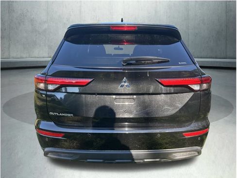 Used 2023 Mitsubishi Outlander ES AWD/4WD image 3