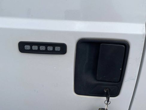 Used 2004 Ford F250 Lariat RWD image 9