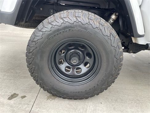 Used 2021 Jeep Gladiator Sport image 32