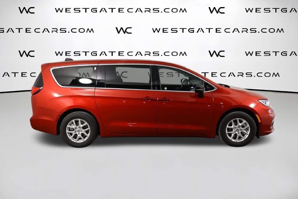 Used 2025 Chrysler Pacifica Select FWD image 49