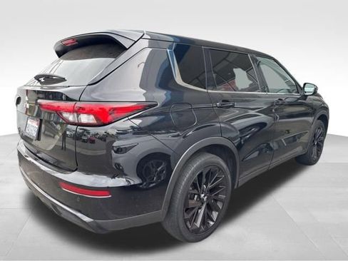 Used 2022 Mitsubishi Outlander SE image 3