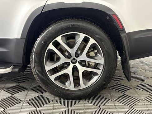 Used 2023 Land Rover Defender 130 SE image 8