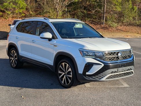 Used 2023 Volkswagen Taos SE w/ Panoramic Sunroof Package image 11