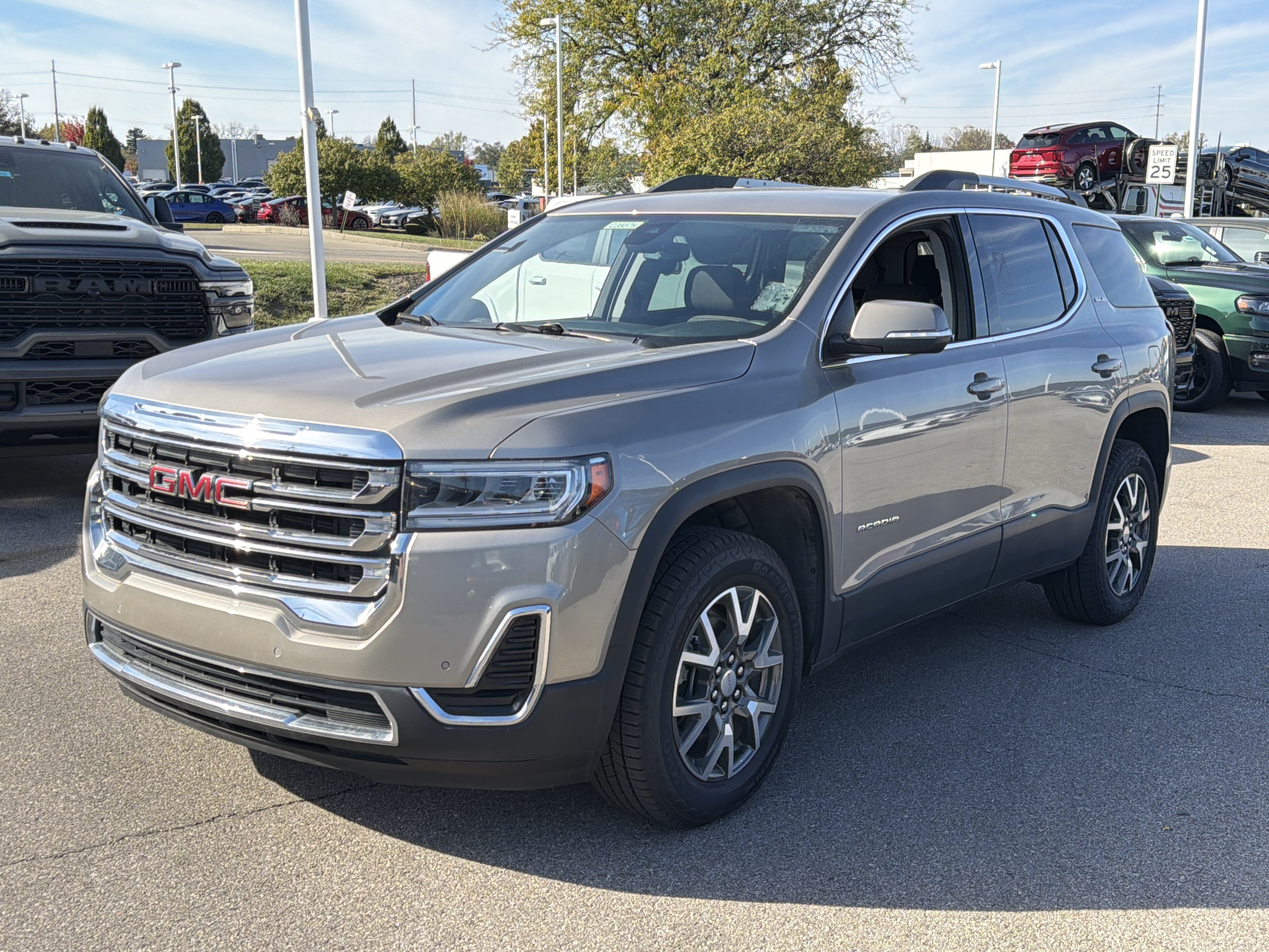 Used 2022 GMC Acadia SLE w/ Driver Convenience Package FWD image 4