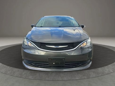 Used 2017 Chrysler Pacifica Touring image 2