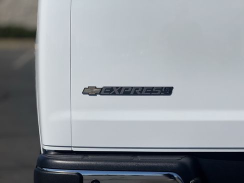 Used 2025 Chevrolet Express 3500 LT w/ LT Preferred Equipment Group RWD image 7