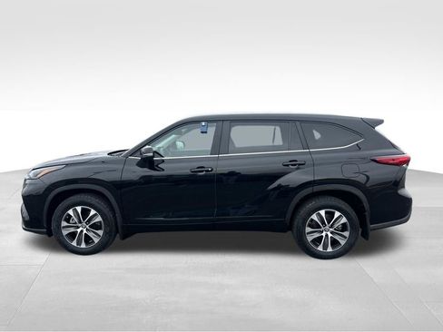Certified 2023 Toyota Highlander XLE image 2