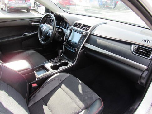 Used 2017 Toyota Camry SE w/ Moonroof Package image 22