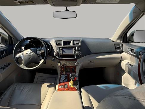 Used 2013 Toyota Highlander Limited image 32