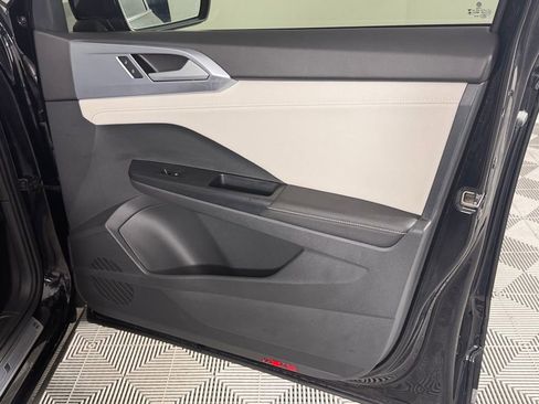 Used 2025 Volkswagen Taos SE image 31