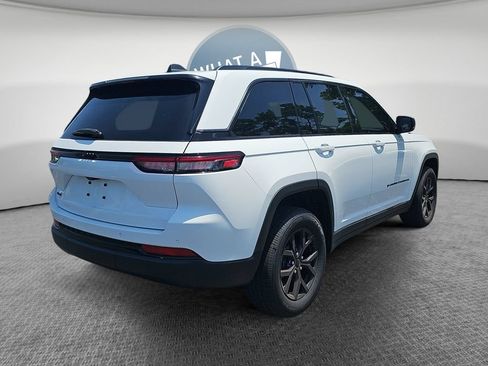 Used 2024 Jeep Grand Cherokee Altitude AWD/4WD image 3