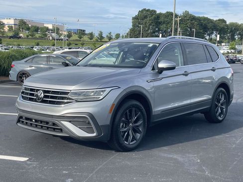 Certified 2023 Volkswagen Tiguan SE w/ Panoramic Sunroof Package FWD image 3