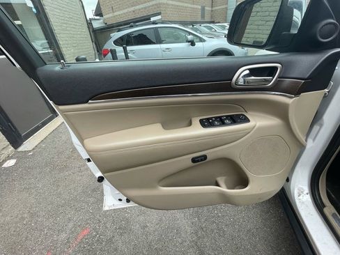 Used 2015 Jeep Grand Cherokee Limited w/ Luxury Group II image 9