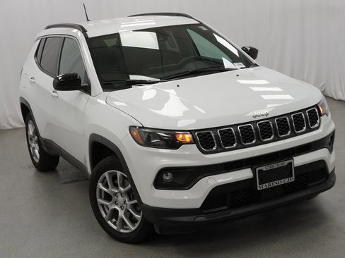 Certified 2024 Jeep Compass Latitude image 9