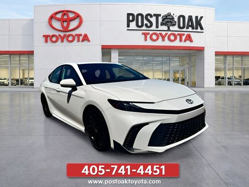Used 2025 Toyota Camry SE FWD image 11
