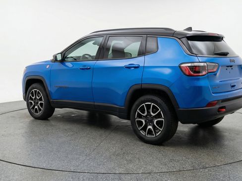 Used 2025 Jeep Compass Trailhawk AWD/4WD image 6