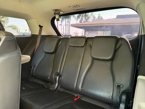 Used 2022 Kia Carnival LX image 16