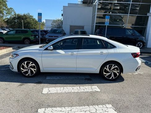 Certified 2025 Volkswagen Jetta SEL image 4