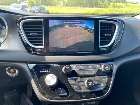 Used 2025 Chrysler Pacifica Select FWD image 23