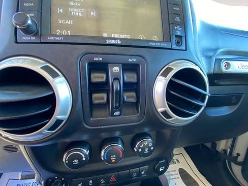 Used 2017 Jeep Wrangler Unlimited Rubicon w/ Cold Weather Group image 17