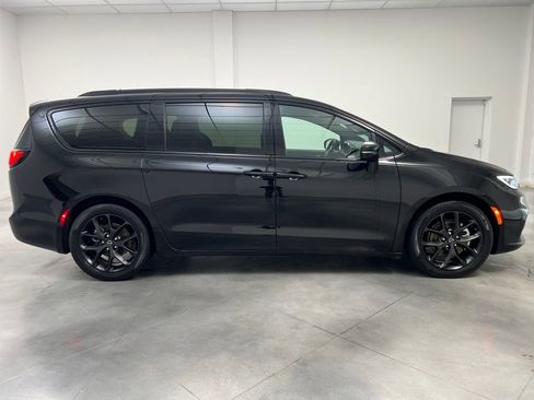 Used 2025 Chrysler Pacifica Limited image 8