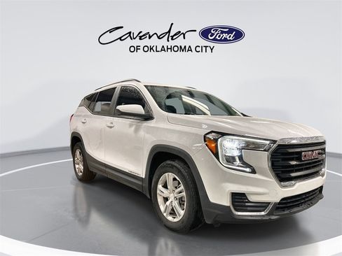 Used 2023 GMC Terrain SLE w/ Driver Convenience Package image 2