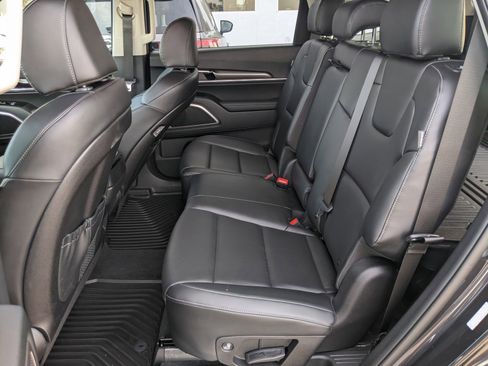 Used 2025 Kia Telluride LX image 11
