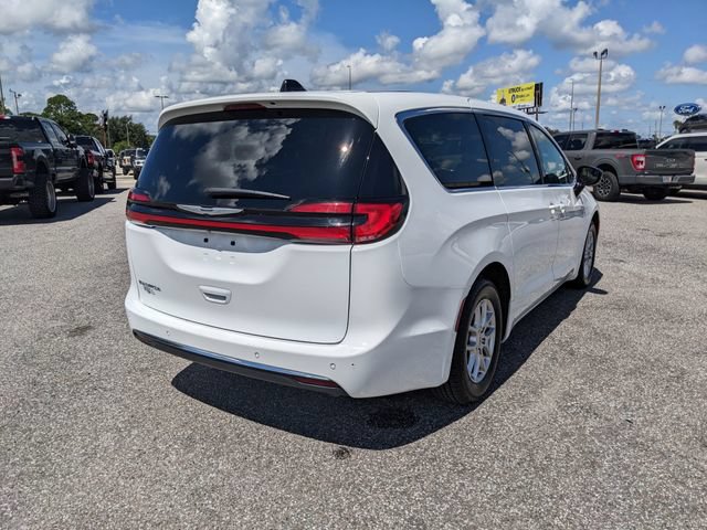 Used 2025 Chrysler Pacifica Select FWD image 4