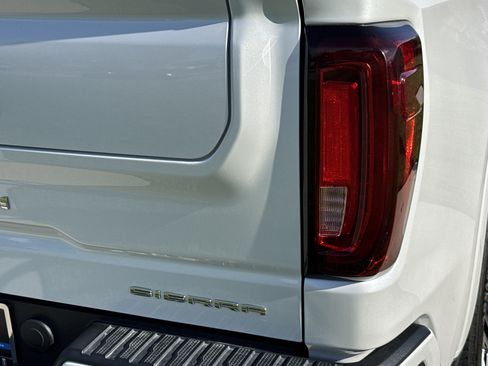 Used 2022 GMC Sierra 1500 Denali Ultimate AWD/4WD image 11
