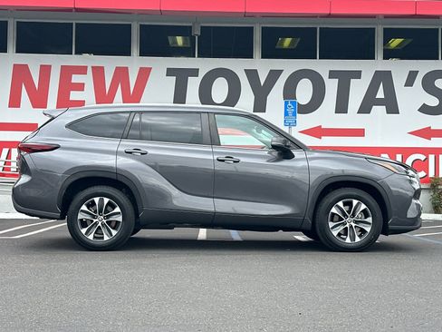 Used 2024 Toyota Highlander XLE FWD image 6