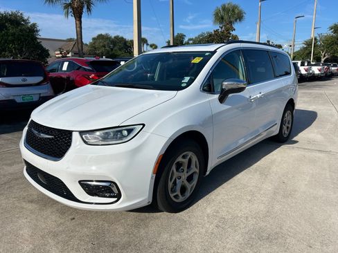 Used 2023 Chrysler Pacifica Limited AWD/4WD image 1
