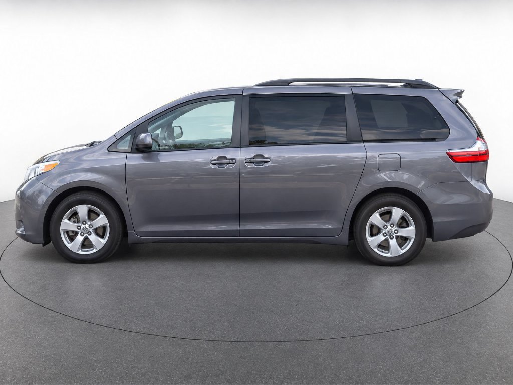 Used 2015 Toyota Sienna LE FWD image 2