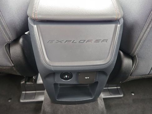Used 2025 Ford Explorer Active AWD/4WD image 17