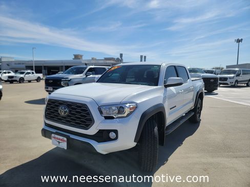 Used 2022 Toyota Tacoma TRD Off-Road w/ Technology Package image 3