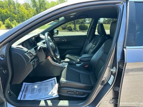 Used 2017 Honda Accord Sport image 9