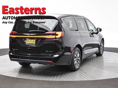 Used 2023 Chrysler Pacifica Limited FWD image 5