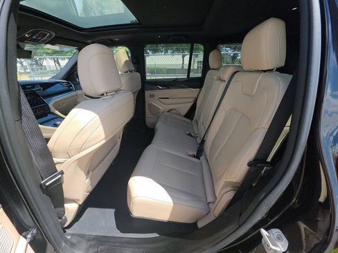 Used 2022 Jeep Grand Cherokee Limited 4xe w/ Luxury Tech Group II AWD/4WD image 4