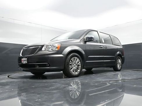 Used 2016 Chrysler Town & Country Touring-L w/ Driver Convenience Group image 44
