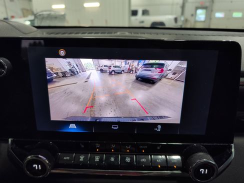 Used 2023 Chevrolet Colorado Z71 w/ Z71 Convenience Package 2 AWD/4WD image 12