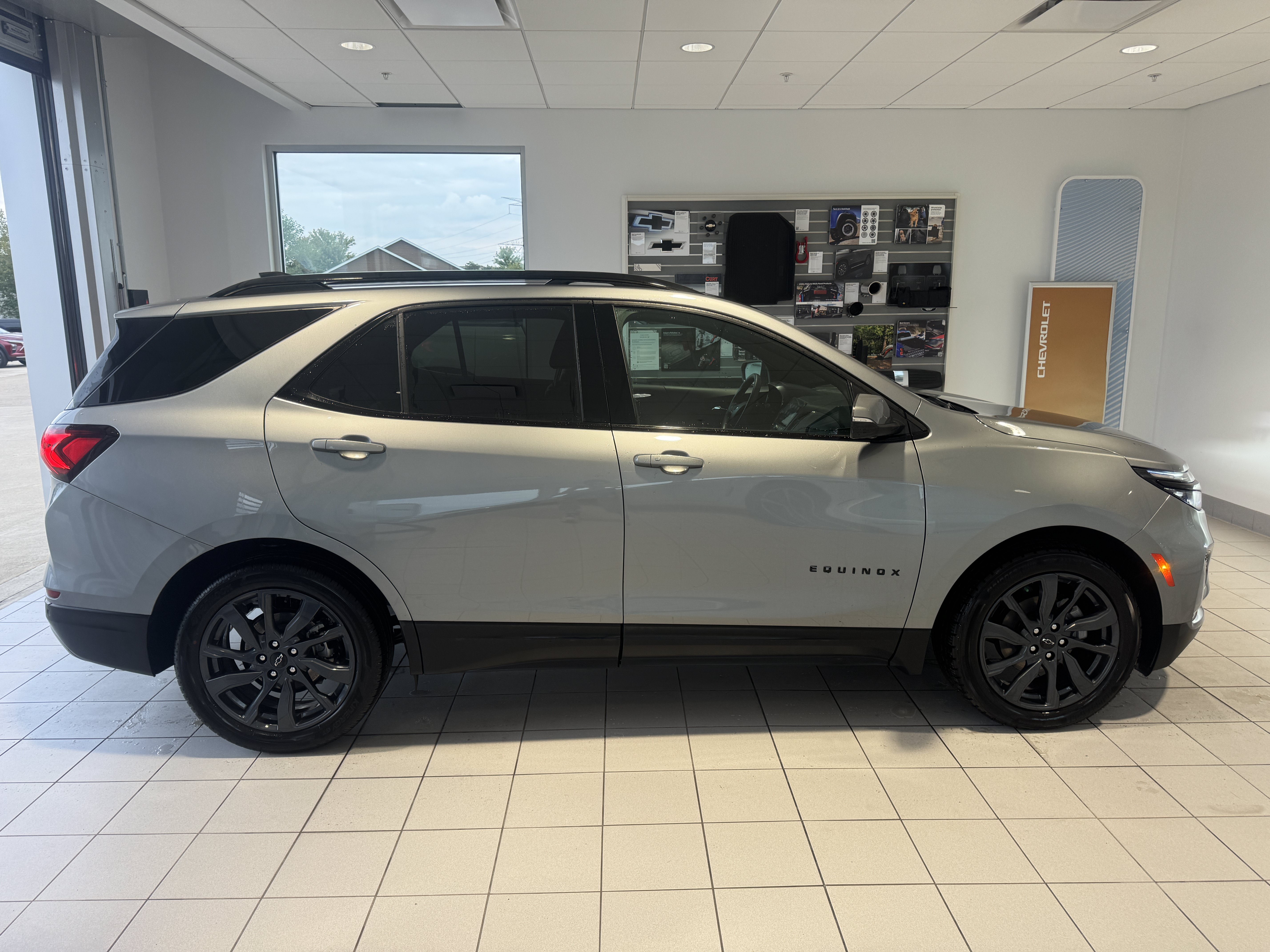 Used 2024 Chevrolet Equinox RS FWD image 11