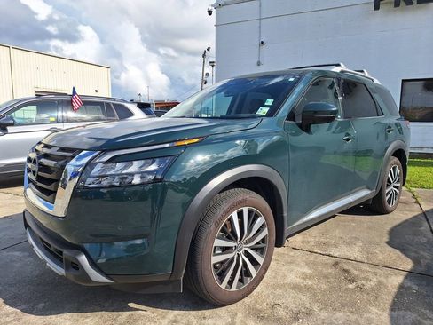 Used 2025 Nissan Pathfinder Platinum FWD image 3