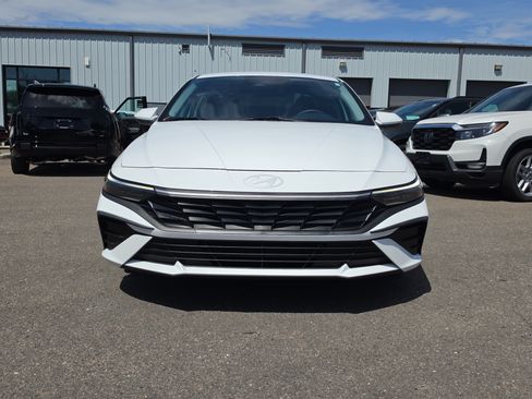 Used 2025 Hyundai Elantra SE FWD image 3
