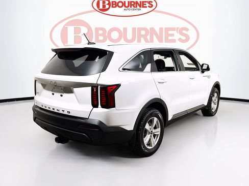 Used 2022 Kia Sorento LX image 9