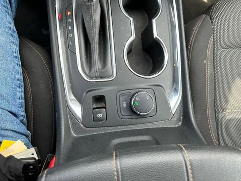 Used 2020 Chevrolet Traverse LT image 17