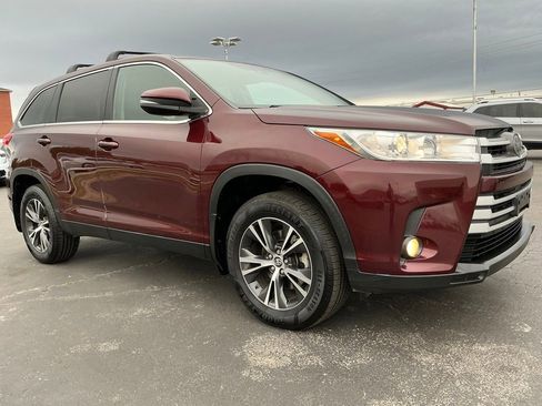 Used 2019 Toyota Highlander Plus w/ Carpet Mat Package (TMS) FWD image 6