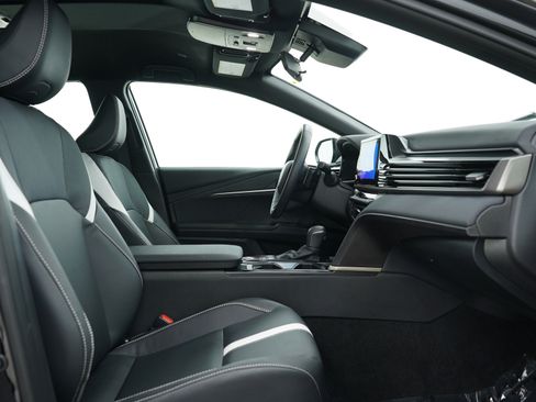 Used 2025 Toyota Camry SE FWD image 11