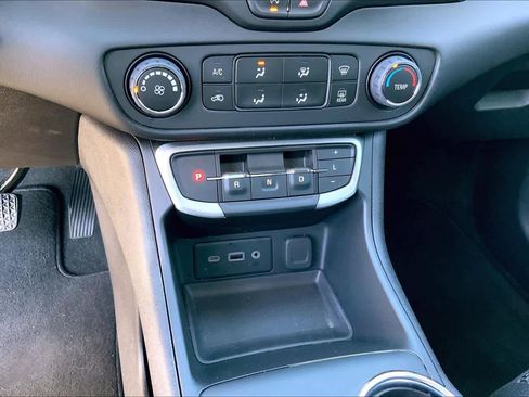 Used 2024 GMC Terrain SLE w/ Elevation Edition FWD image 31